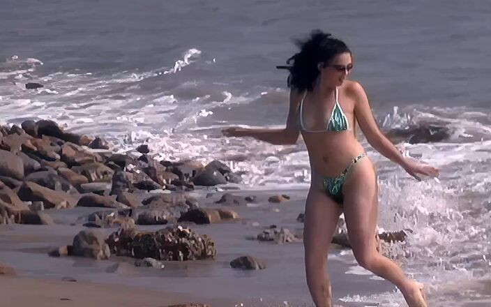 Horny Hairy Girls: 90'ların kıllı plaj kızı donuyor ve dağınık sikişiyor!