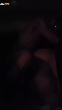 Elle manque de se faire prendre à poil dans la voiture en train de prendre ses 3 trous !!