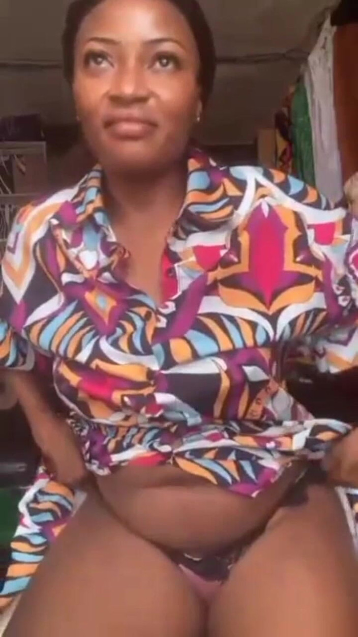 Me and my new slut: Geile mama masturbiert in ihrem laden, öffentliche masturbation, zucker-mama