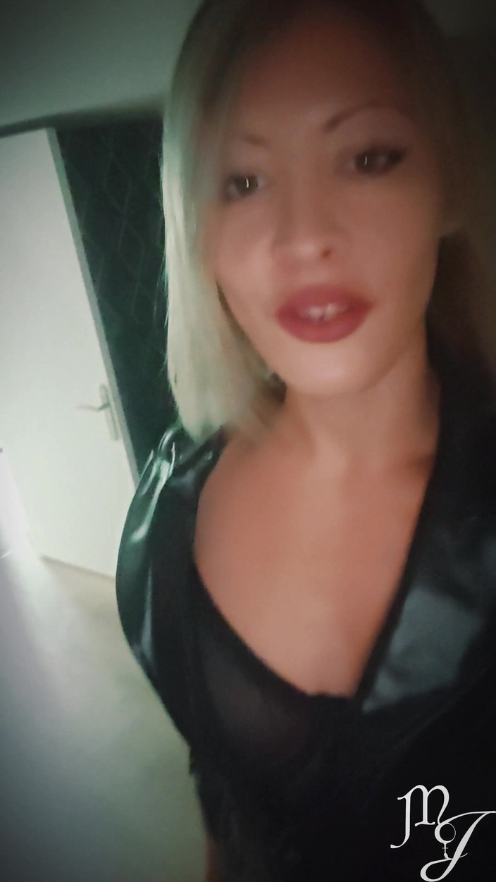 DeesseJulia: Preparación de mi mazmorra y traje de mojado - Maitresse Julia