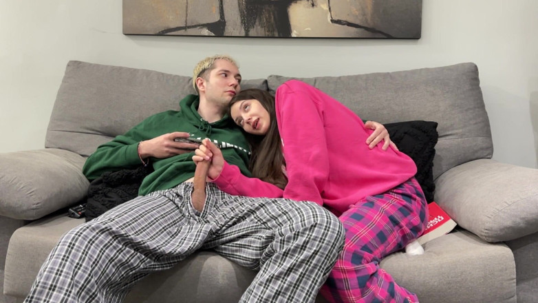 Sugary Kitty: Stiefbruer guckt porno und wichs neben stiefschwein! aber sie beschließt,...