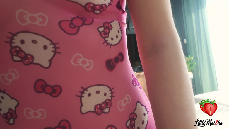 LittleMaisha: 헬로키티 복장을 한 섹시한 갈색 머리 여성이 구강성교와 손으로 성교를 한다.