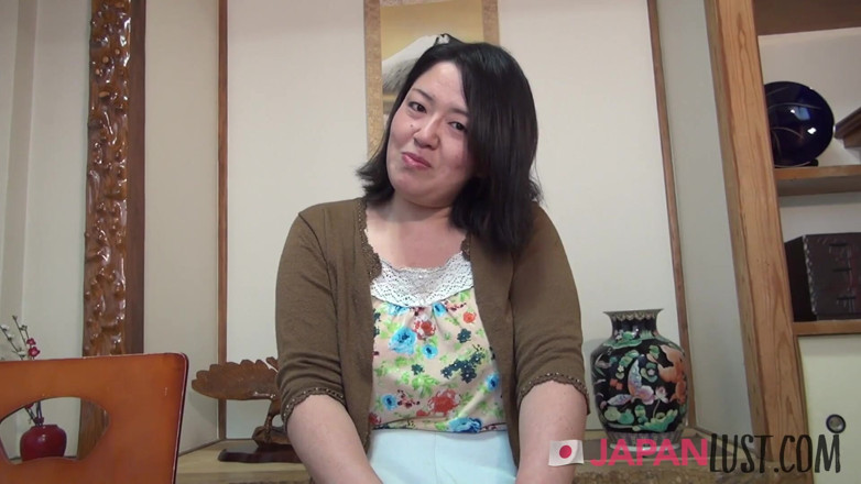 Japan Lust Gold: ぽっちゃり成熟した日本の赤ん坊は、屋内と屋外でコックを愛しています