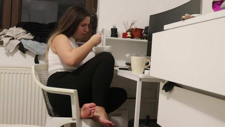 NipsAndStrips: Pârțuri în timp ce mănâncă la biroul meu