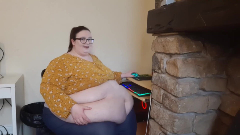 SSBBWLadyBrads: Fat girl office struggles