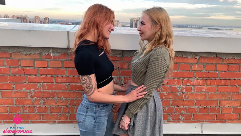 Marshswallow: Publiczny seks lesbijski na dachu