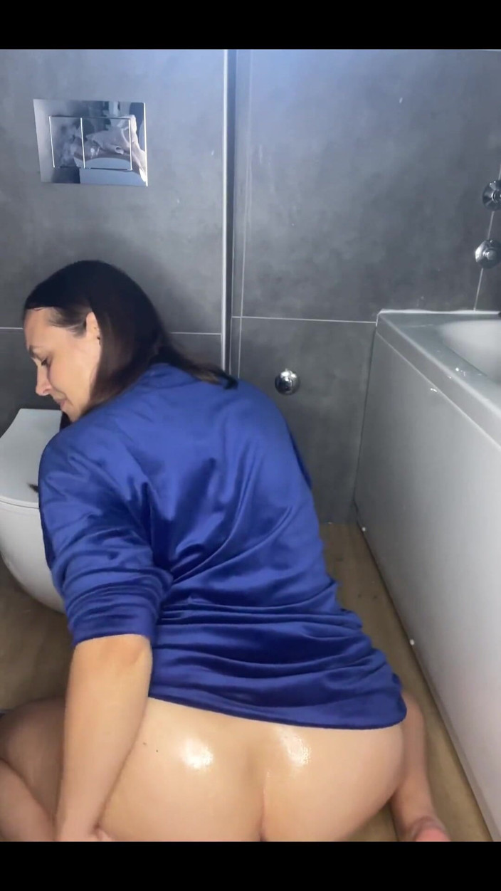 Crypto Mommy: Ur Stepmommy Masturbate and Piss on Her ‍️
