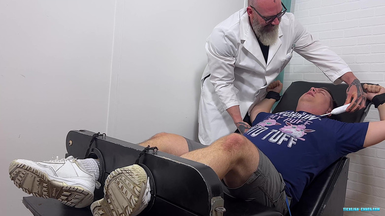 Ticklish Chubs: Científico enloquecido lame A Rick!