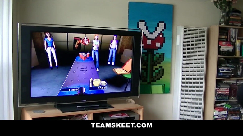 Team Skeet: Fresh new babe Stacie Jaxxx fails strip video game and...