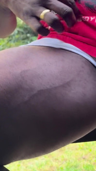 Así que aquí hay otro video mío al aire libre sentado en un comando en el banco en mis pantalones cortos
