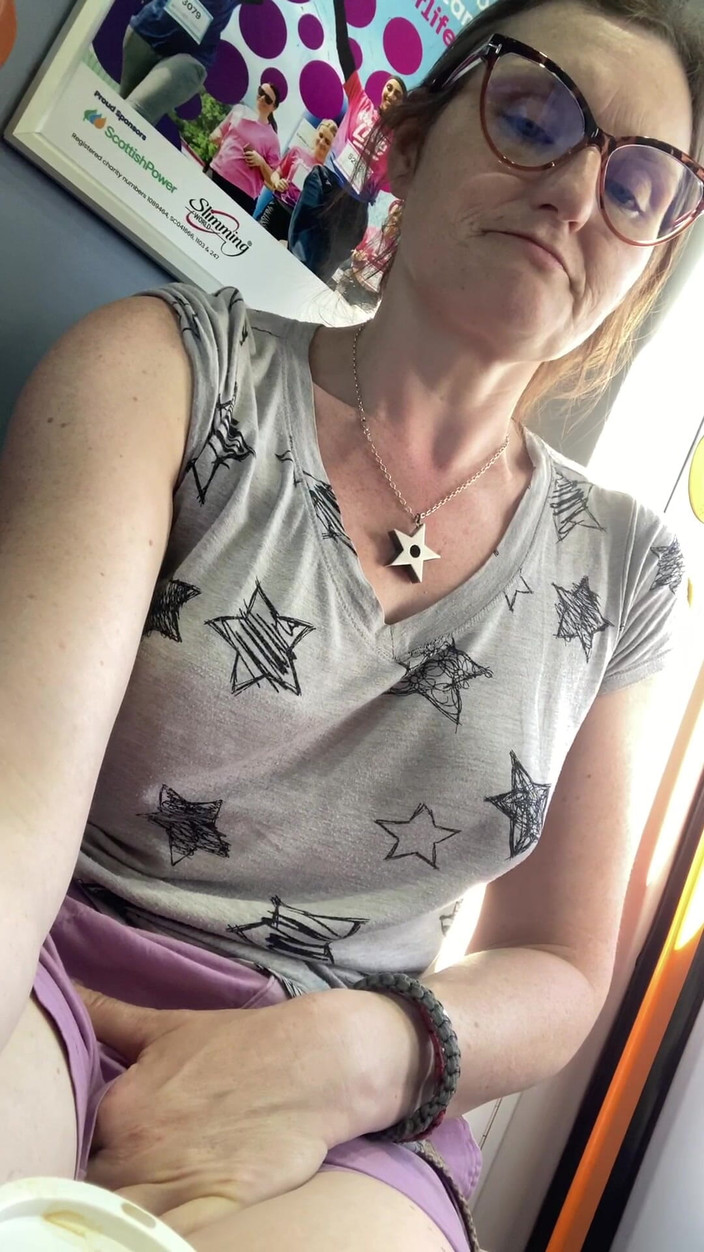 MistressWriggler: Buceta E Púbis Brincam No Transporte Público Faz Meus Dedos...