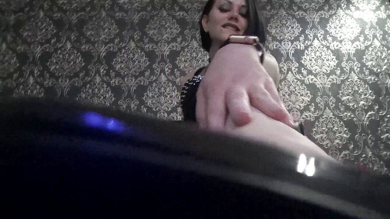 Goddess Misha Goldy: Sembahlah sepatuku pecundang kecil!!