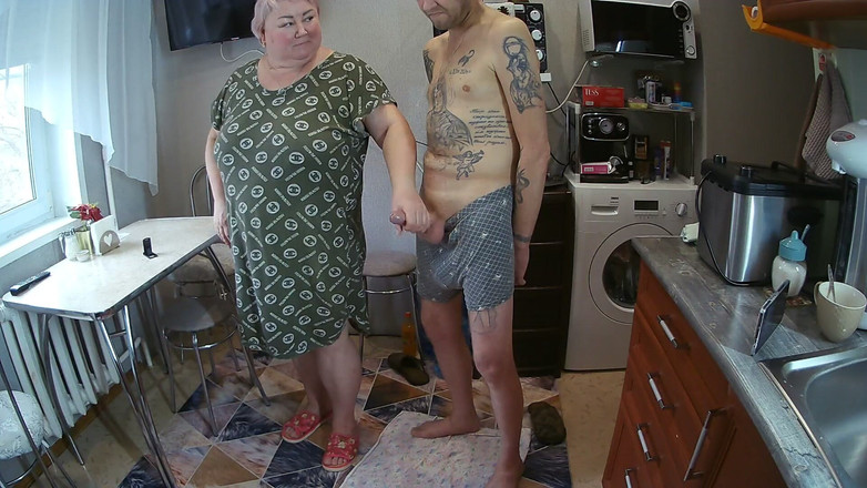 Zona901: 继母深喉口交，把鸡巴抽插到射精