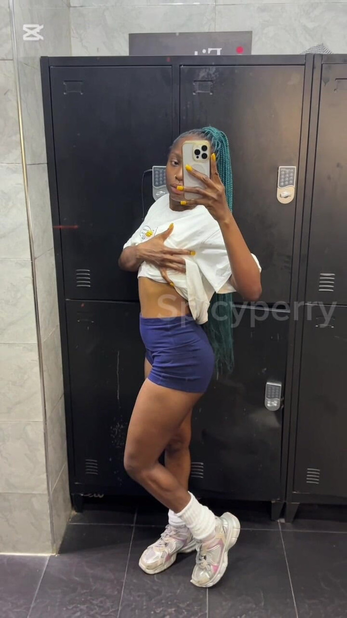 Spicy perry: Pamer pantatku di toilet umum.