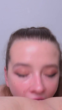 Ritzy Rain likt kont van haar meester met haar tong op het hoogst mogelijke niveau