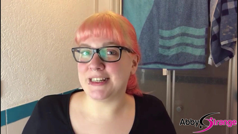 Abby Strange: Awek montel Jerman Goth Abby Strange pergi untuk kencing