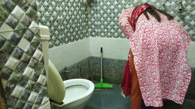 Saarabhabhi6: Cameriera indiana indiana scopata dalla padrona in bagno in audio...