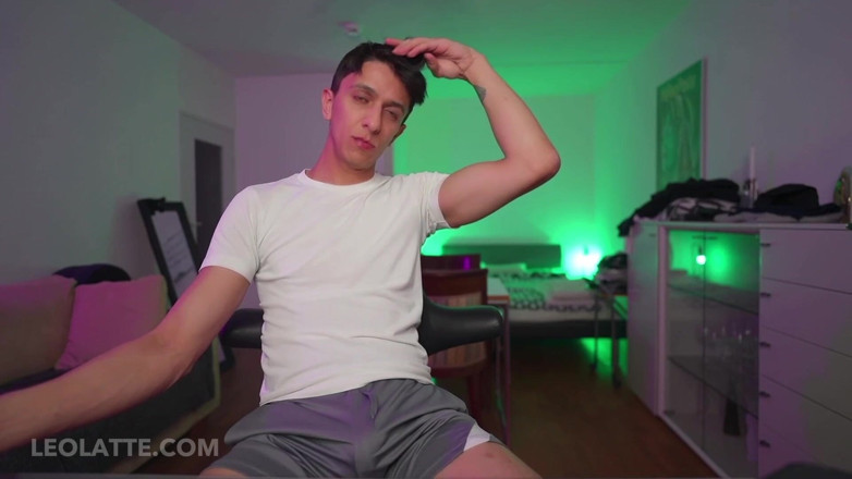 Leo_latte: Leo Latte on Livestream Playing with Flashlight Until Shooting Big...