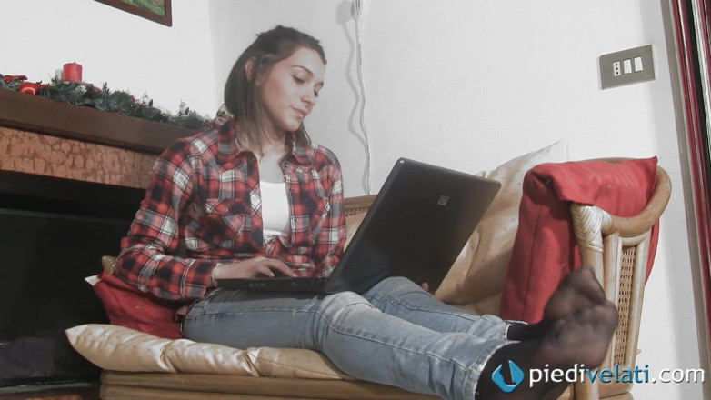 Foot Fetish HD: Valentina, sexy hnědovlasá teenagerka má tolik ráda své nohy
