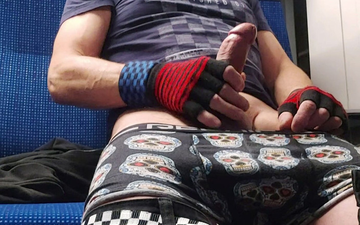 Funnyboy-Ger: Мой лучший и самый длинный опыт дрочи со спермой по дороге домой в поезде