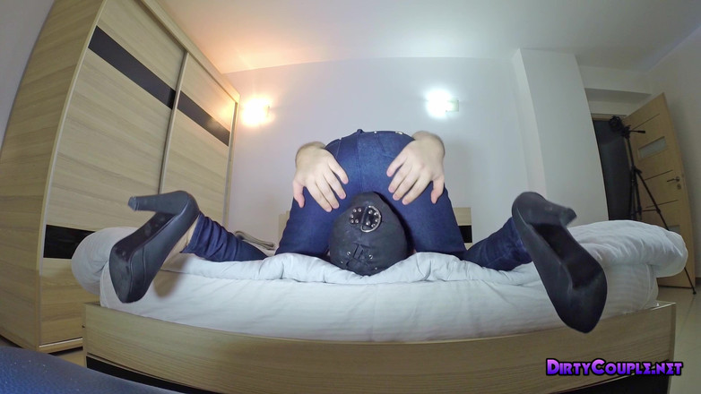 Dirty Couple: Sentando seu jeans em seu rosto e um longo boquete