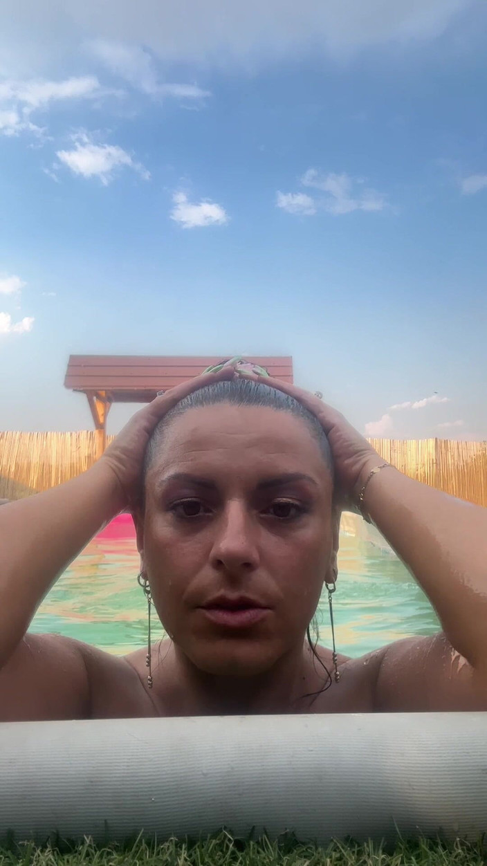 MilfyCalla: Tanga De Bikini Provoca En La Piscina - Baile Mojado Y...