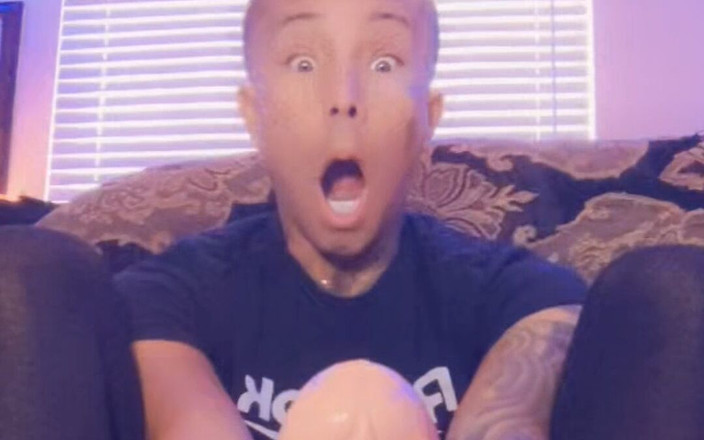 JJ_JosieVogue: Femboy berijdt enorme 12" dildo en neukt zelf natte bussy