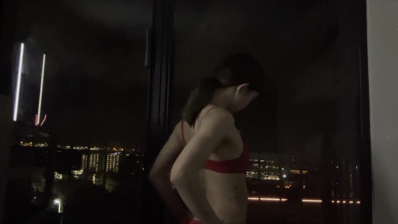 Felicity Azura: 穿着红色缎面的热辣亚洲女郎