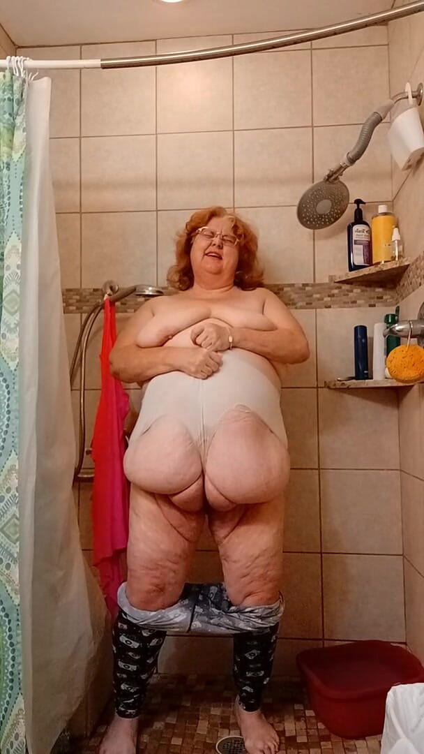 BBW nurse Vicki adventures with friends: Блін, я помочився на штани?