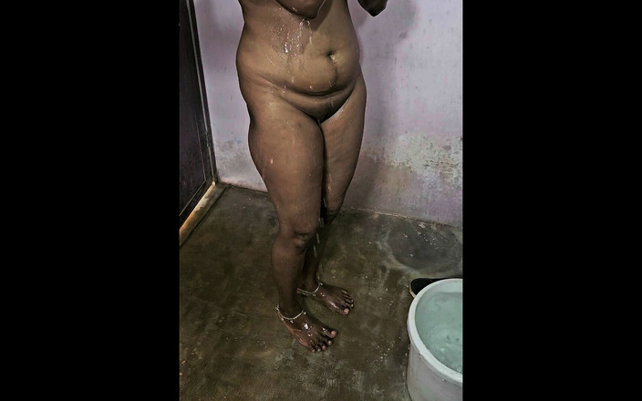 Tamilnilavu: Tamilská mladá žena v domácnosti se koupe