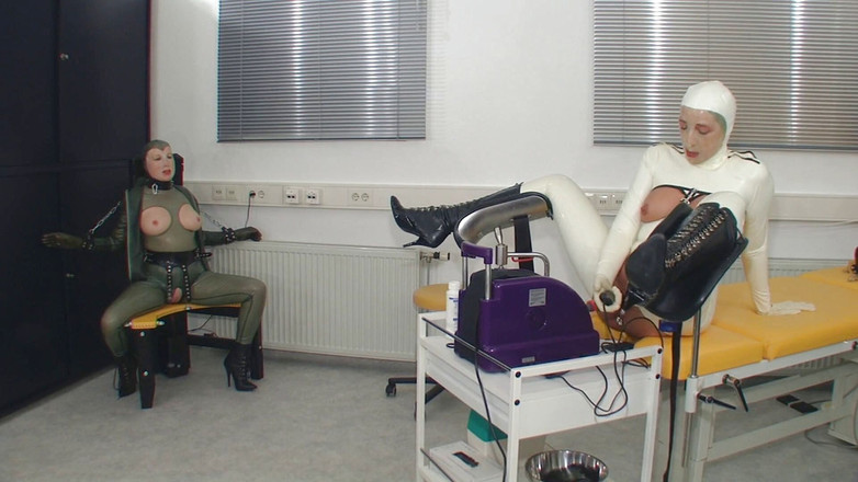 Rubber & Clinic Studio - 1ATOYS: 2 děvky - 2 šukací stroje