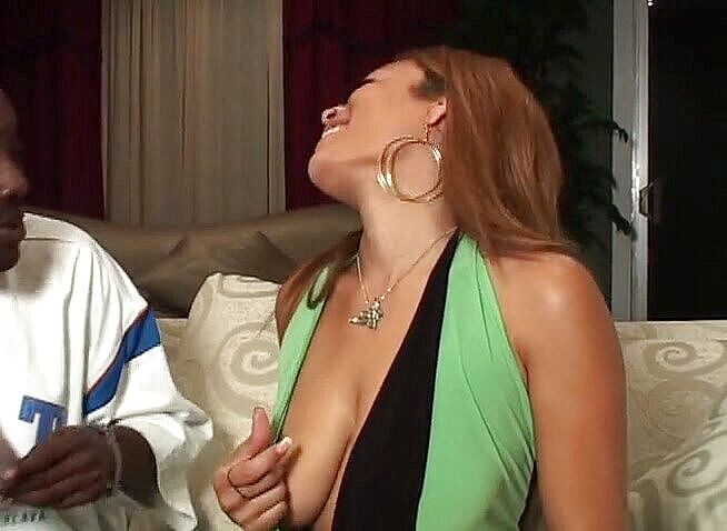 BBC Bootycasting: Ebenová děvka s velkým zadkem je ošukaná na gauči