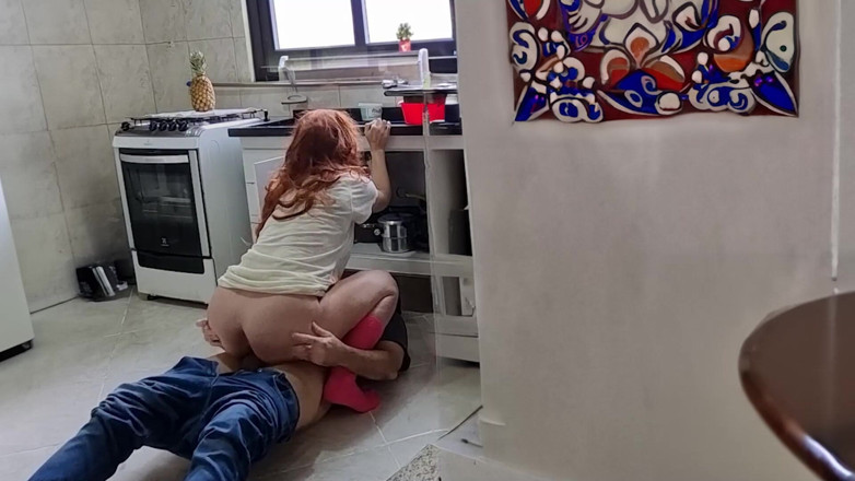 Branquinha De Leite: Housewife Fucks the Plumber and Finishes with a Facial.