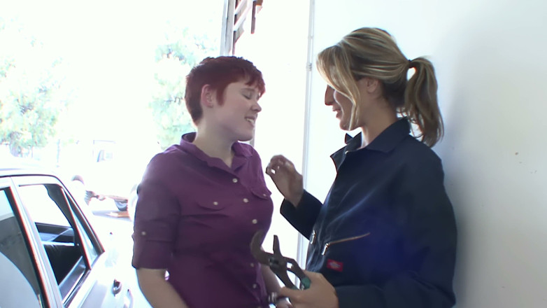 Lesbian Love Movies: Araba başlığında garaj lezbiyenleri - tombul kısa saçlı kızıl saçlı sarışın...