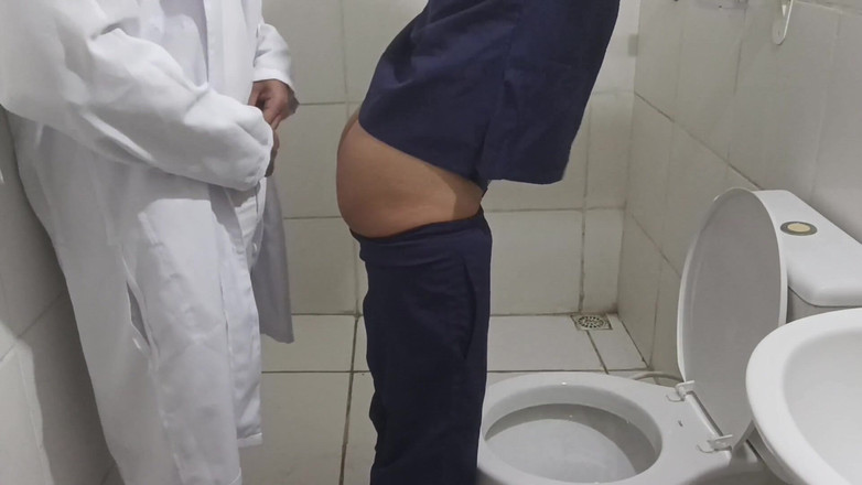 MiguellTrajano: Доктор и медсестра занимаются сексом в ванной больницы