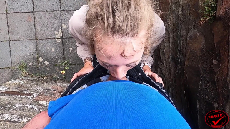 German Fuck Girls: Publico! Boquete Arriscado Numa Viagem Ao Castelo!