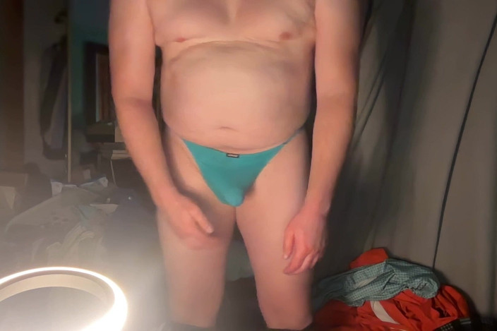 NOASBOA97: Tanga azul, bulto y erección provocan