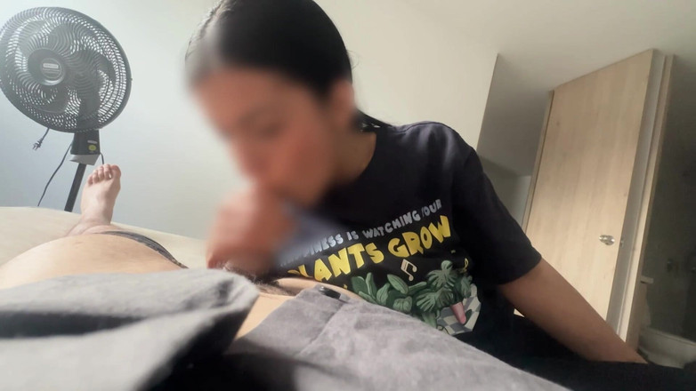 Time traveler: Sevimli minyon hizmetçi patronuyla mastürbasyon yapıyor ve sonra efendisini sikiyor...