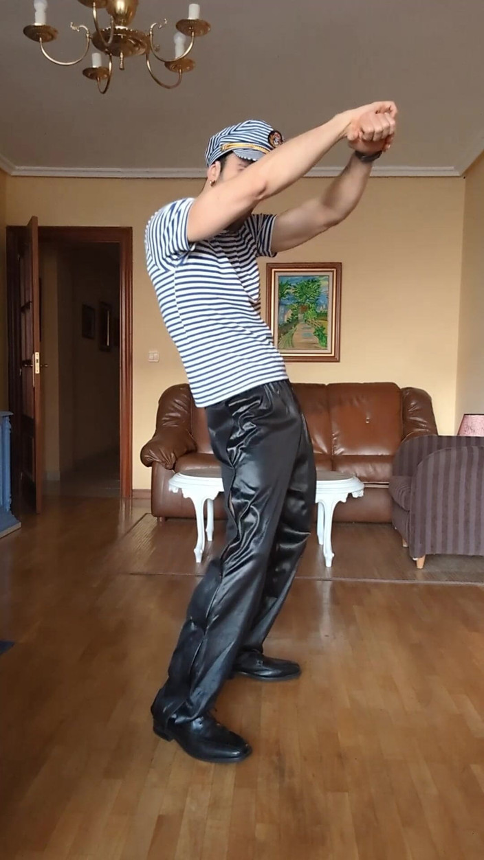 Zeus Ray: Я делаю стриптиз, одетая в военную одежду