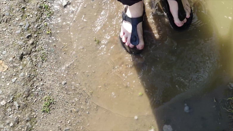 Footfetish: Ngoài Trời Với Áo Caftan Đen Và Đi Chân Trần Với Tất Birkenstocks Đen