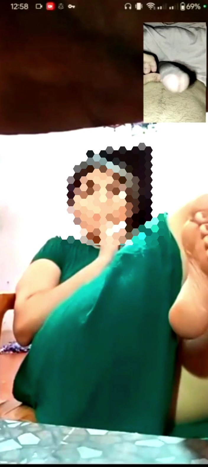 Desifukraa: Moje nevlastní sestra ukazuje svou kundičku na videohovoru