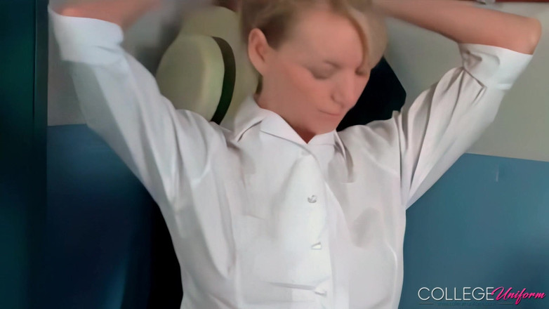 College Uniform: Hayley-marie lagi ganti baju sambil ganti baju