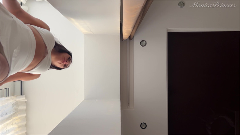 Princess Monica: Giganta te aplasta bajo su desnuda Louboutin en primer plano 4k