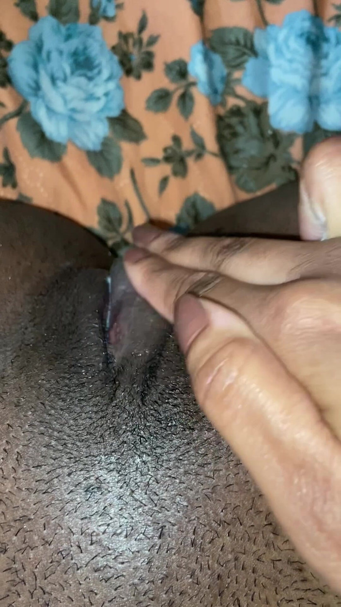 Pretinhagrelhuda: Masturbarme hasta correrme mientras veo mi película favorita