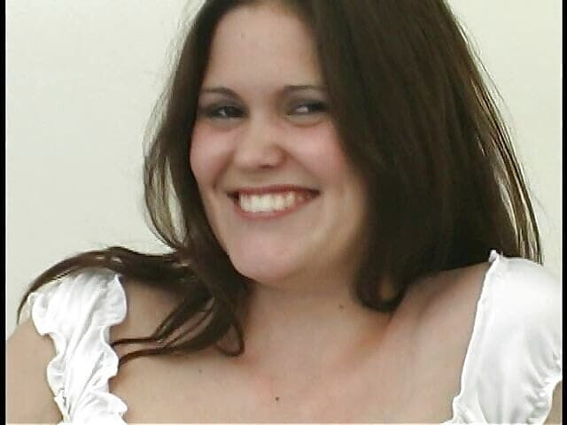 Radical: 荡妇被鸡巴深深地插入她的喉咙