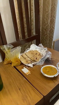 Împărțind o cameră de hotel cu sora mea vitregă