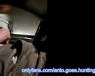 AntoGoesHunting: Rejs na przystanku odpoczynku, facet strzela ogromny ładunek