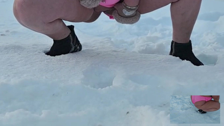 Bastet: Domina. Zwei Vollbusige Frauen Pissen Nackt Im Schnee Und Lass...