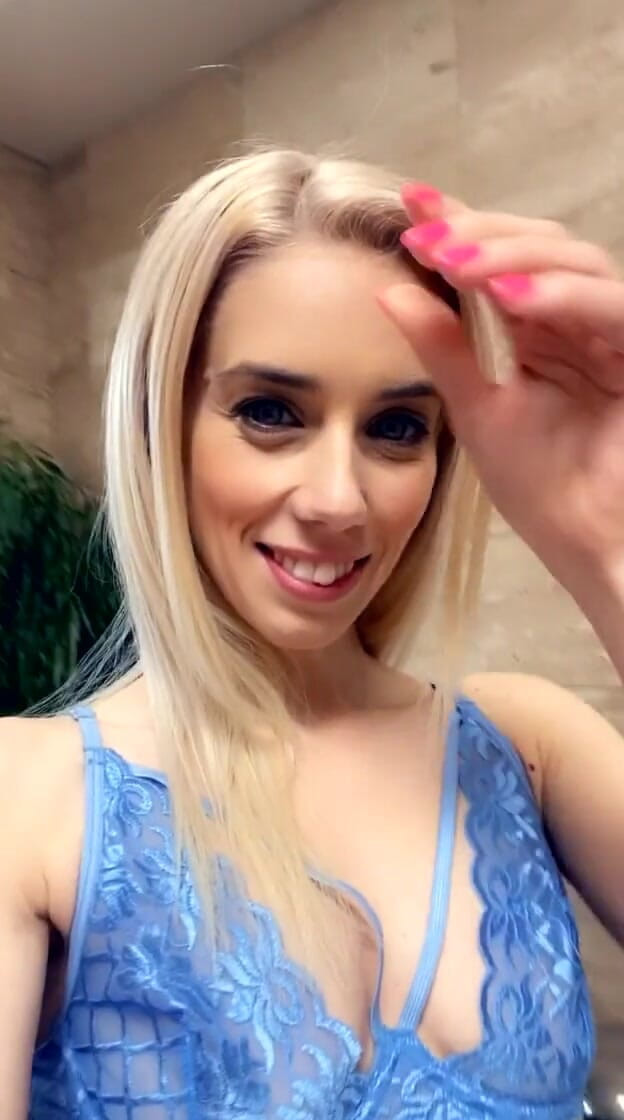 Nesty: Você gosta dessa lingerie? Eu amo a cor azul.