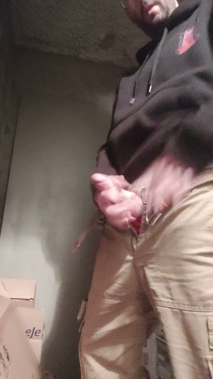 Sylvanus44: Handjob di basement gedung